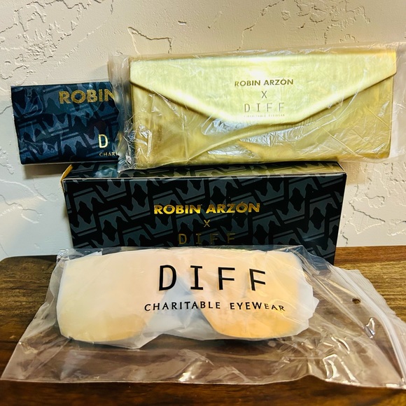 Diff X Robin Arzón | La Reina Sunglasses - Picture 12 of 14